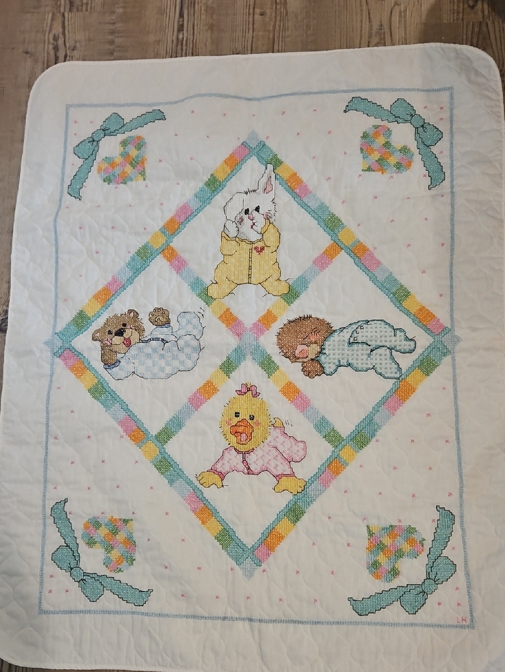 Hard to find Vintage finished Suzy's Zoo cross stiched baby quilt 43x30 inches